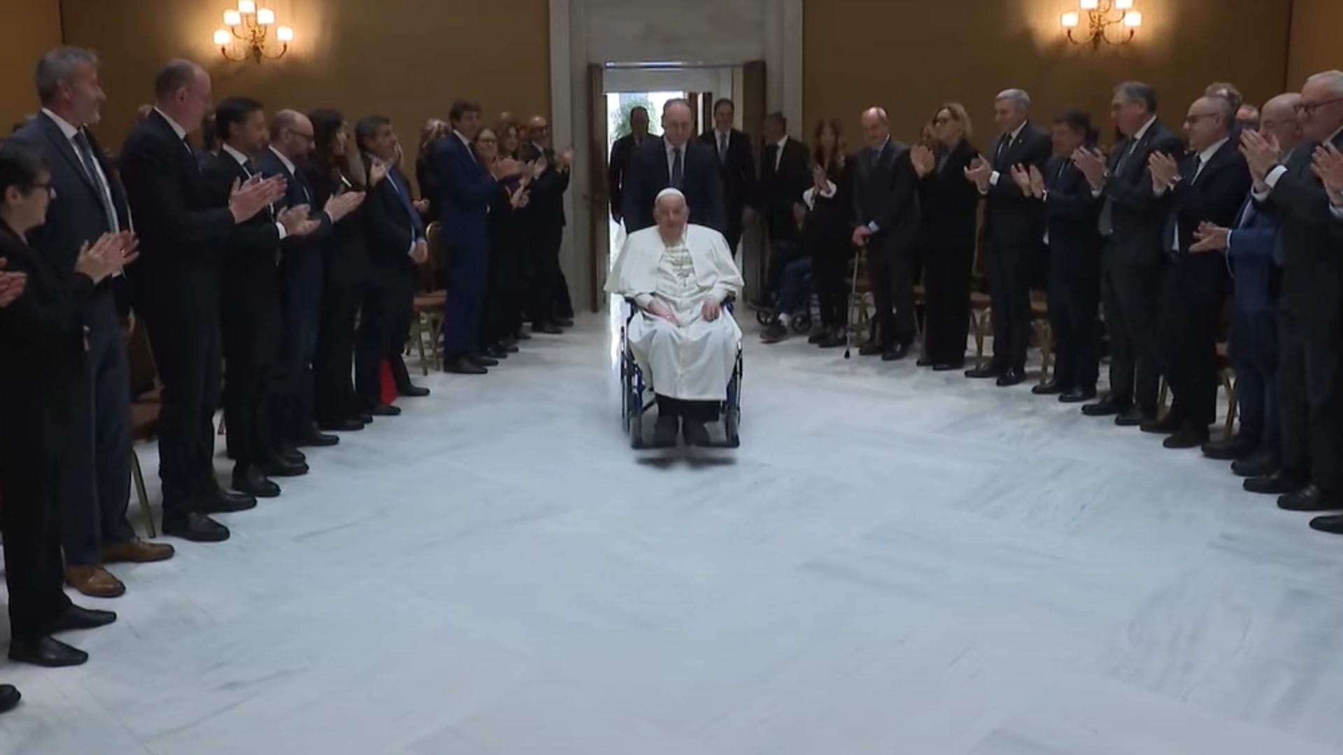Papa Francisco reencontra equipe médica que o cuidou durante internação por pneumonia