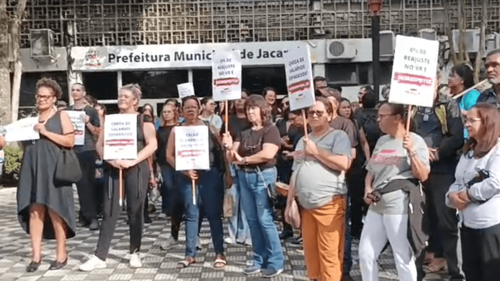 Servidores municipais de Jacareí realizam manifestação para reivindicar reajuste salarial