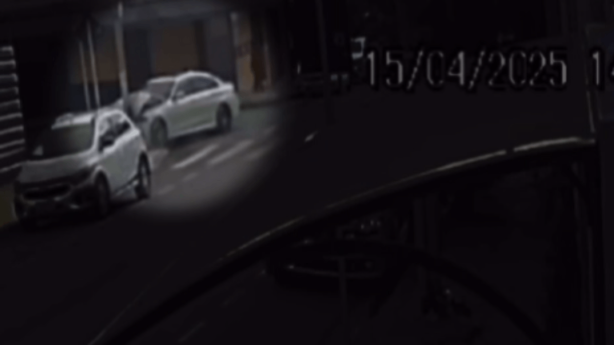 Vídeo: adolescente pega BMW dos pais, bate em poste e abandona o carro em BH