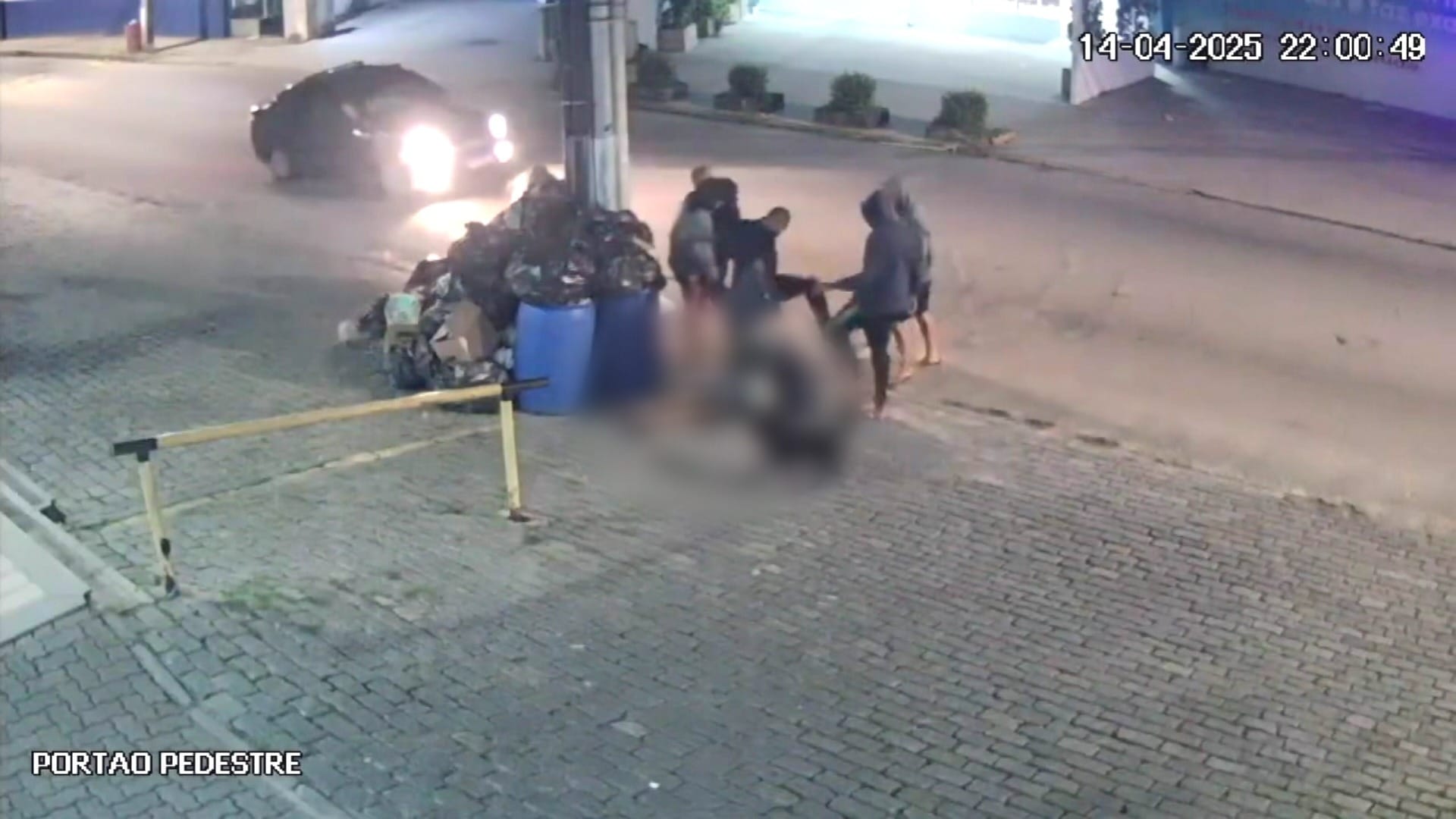 Vídeo: homem em situação de rua é agredido por seis pessoas em Teresópolis (RJ)