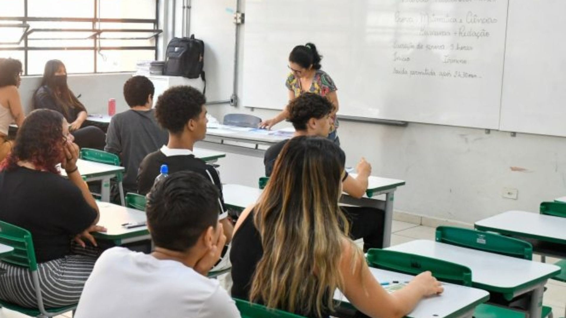 SP anuncia uso de inteligência artificial para corrigir lição de casa na rede estadual