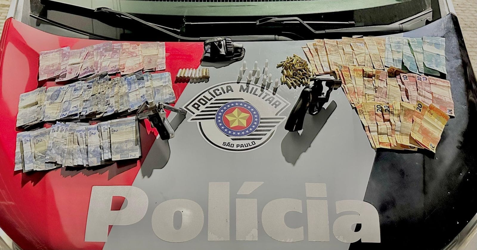 Homem é preso por posse ilegal de arma de fogo, receptação e tráfico de drogas em Ubatuba
