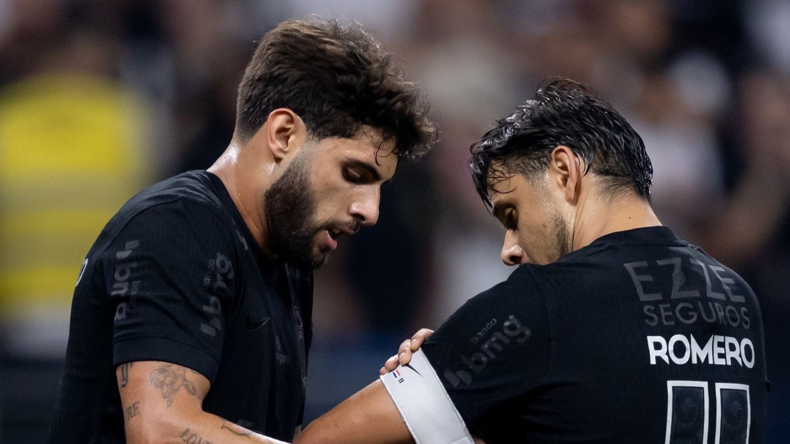 Cicinho cobra melhora do Corinthians em 2025: "Torcedor se acostumou com pouco"