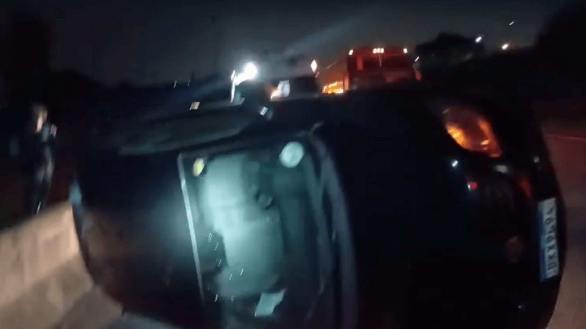 Carro capota na Dutra e deixa quatro pessoas feridas em São José dos Campos; veja vídeo