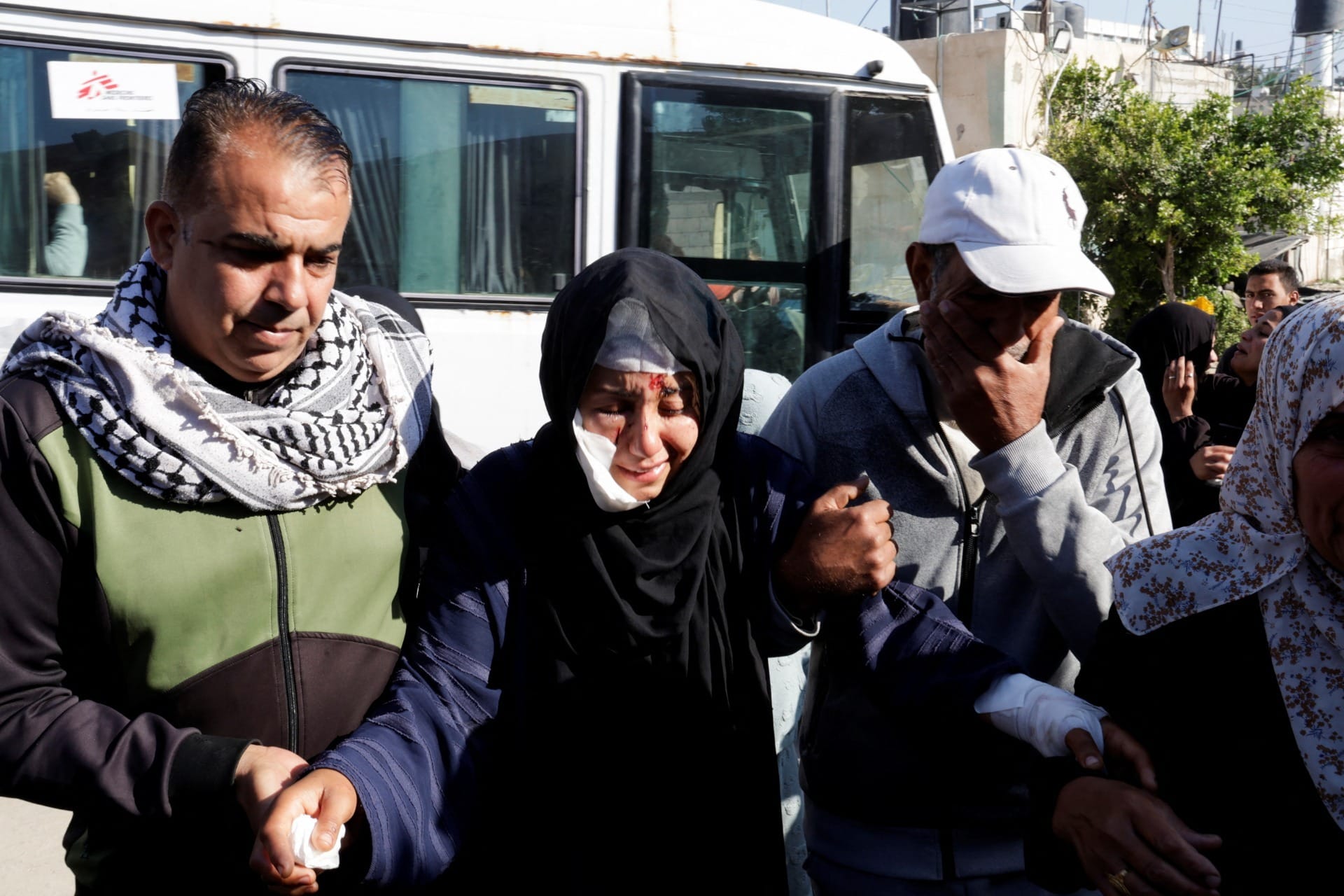Pelo menos 26 palestinos que buscavam ajuda humanitária em Gaza são mortos