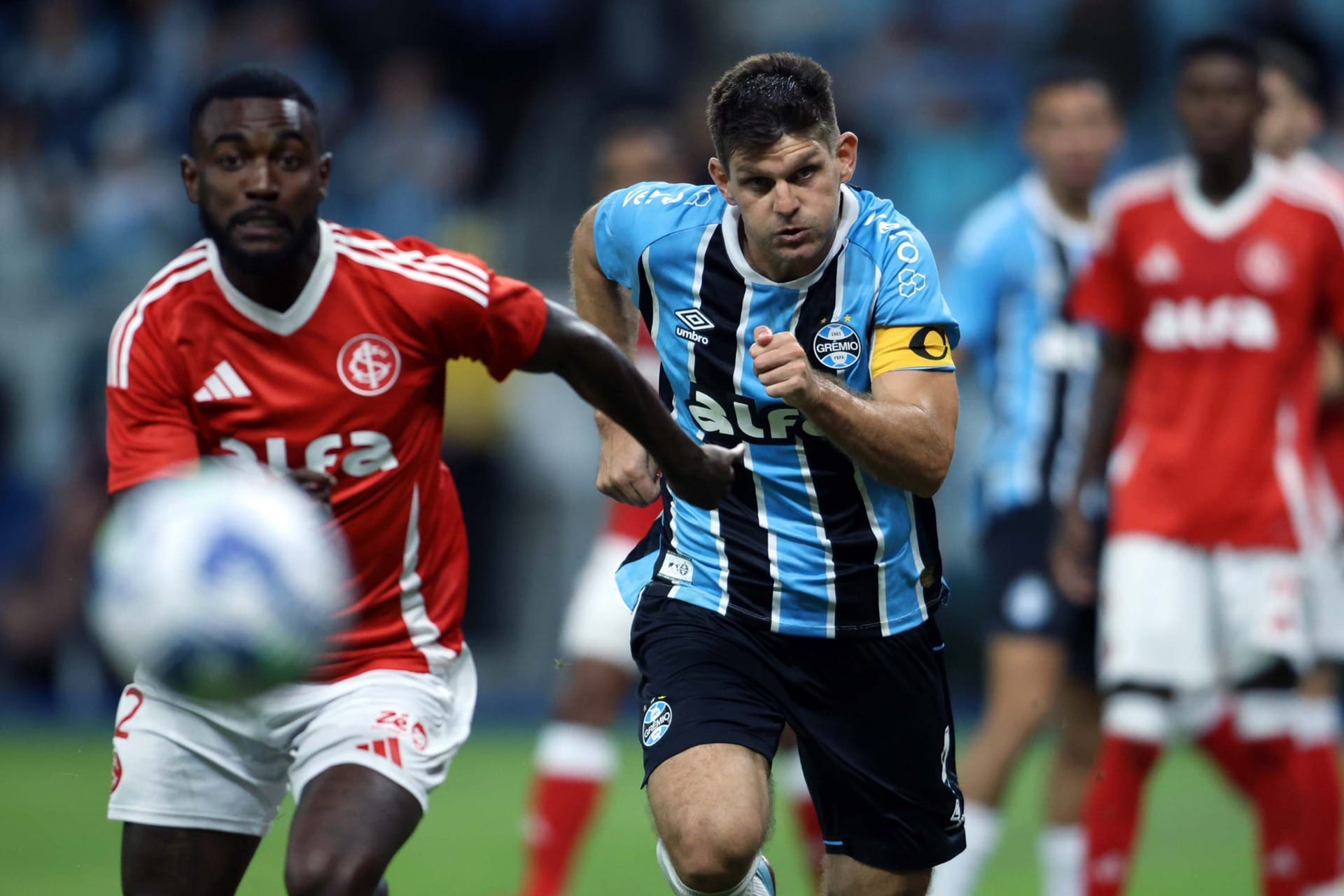 Internacional e Grêmio travam 'Gre-Nal' pressionados com ameaça de demissão aos técnicos