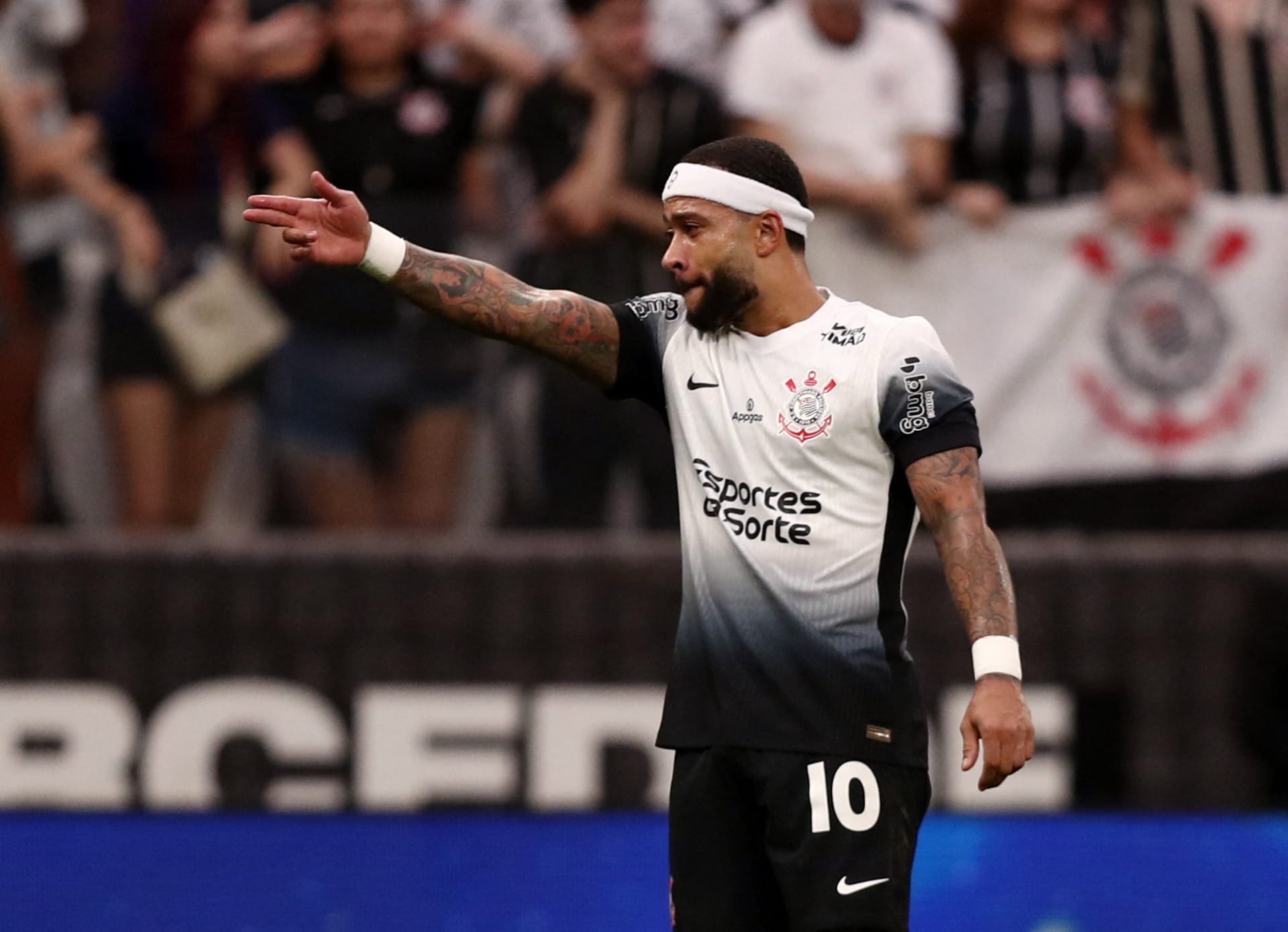 Depay sofre entorse no tornozelo e vira preocupação no Corinthians