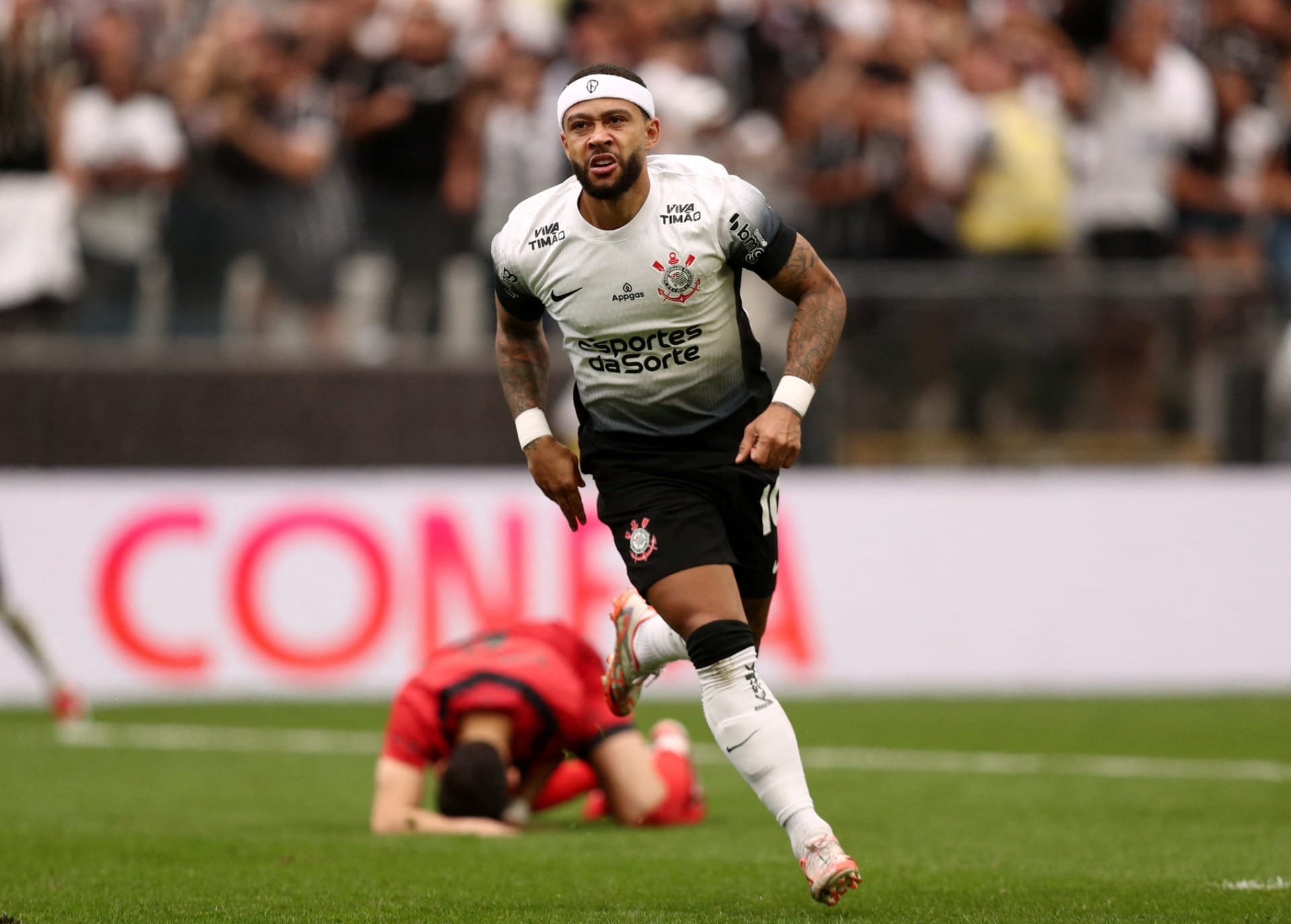 Com dois de Memphis, Corinthians vence o Sport, pontua no Brasileirão e ameniza crise
