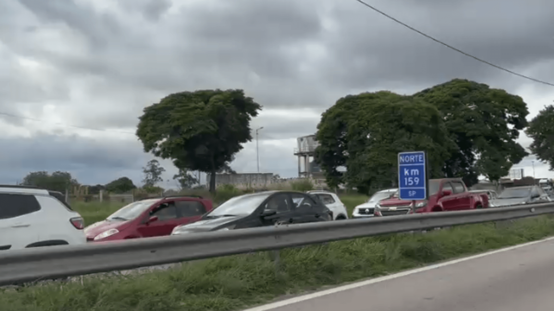 Rodovia Presidente Dutra registra congestionamento de quase 30 quilômetros em Jacareí
