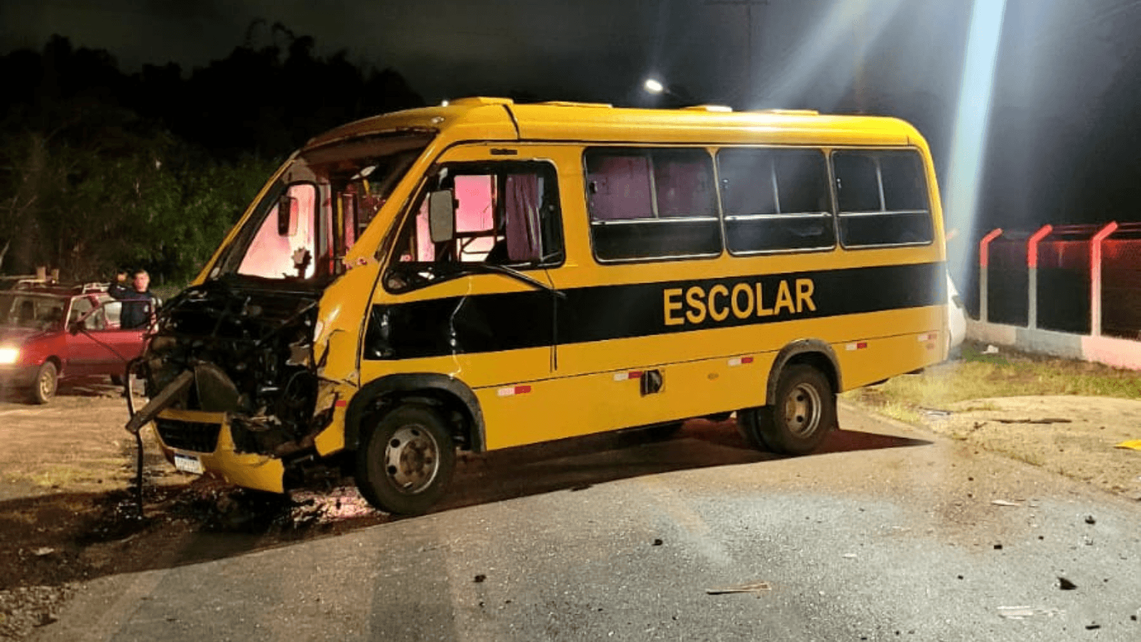 Batida entre dois micro-ônibus deixa cinco pessoas feridas em Cerqueira César