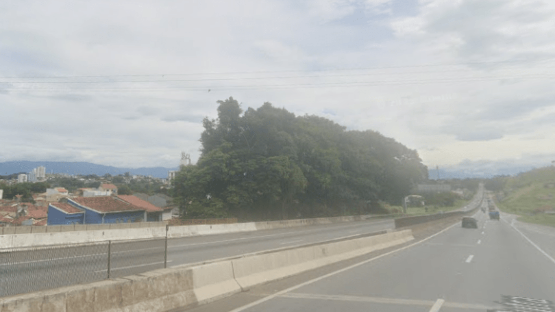 Ônibus com 46 passageiros colide com caminhão na Dutra em Silveiras
