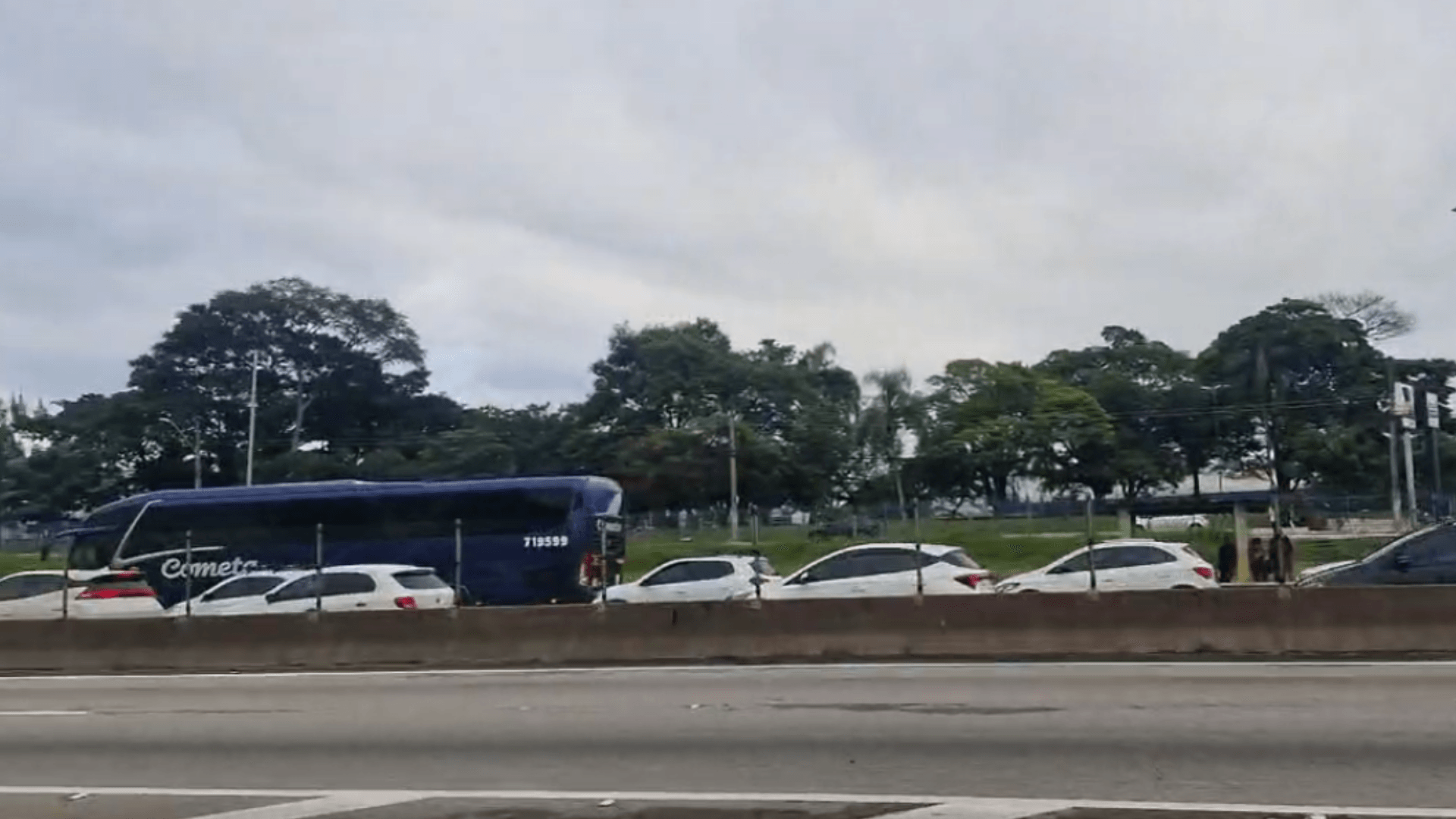Engavetamento entre quatro veículos causa congestionamento na Dutra em Taubaté