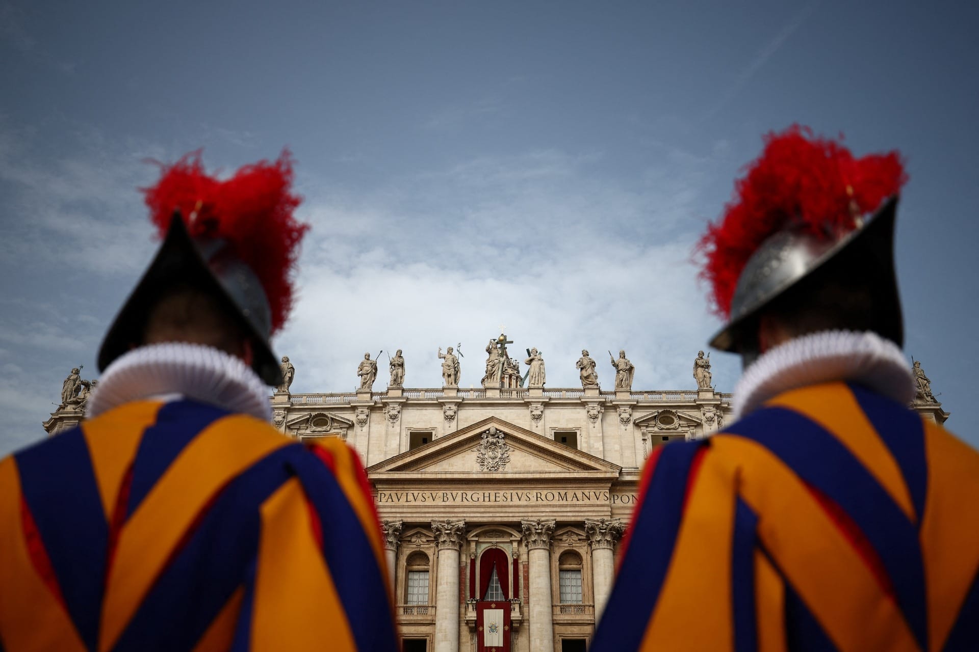 Guardas suíços durante a Missa de Páscoa na Praça de São Pedro, no Vaticano | Foto: Guglielmo Mangiapane/Reuters