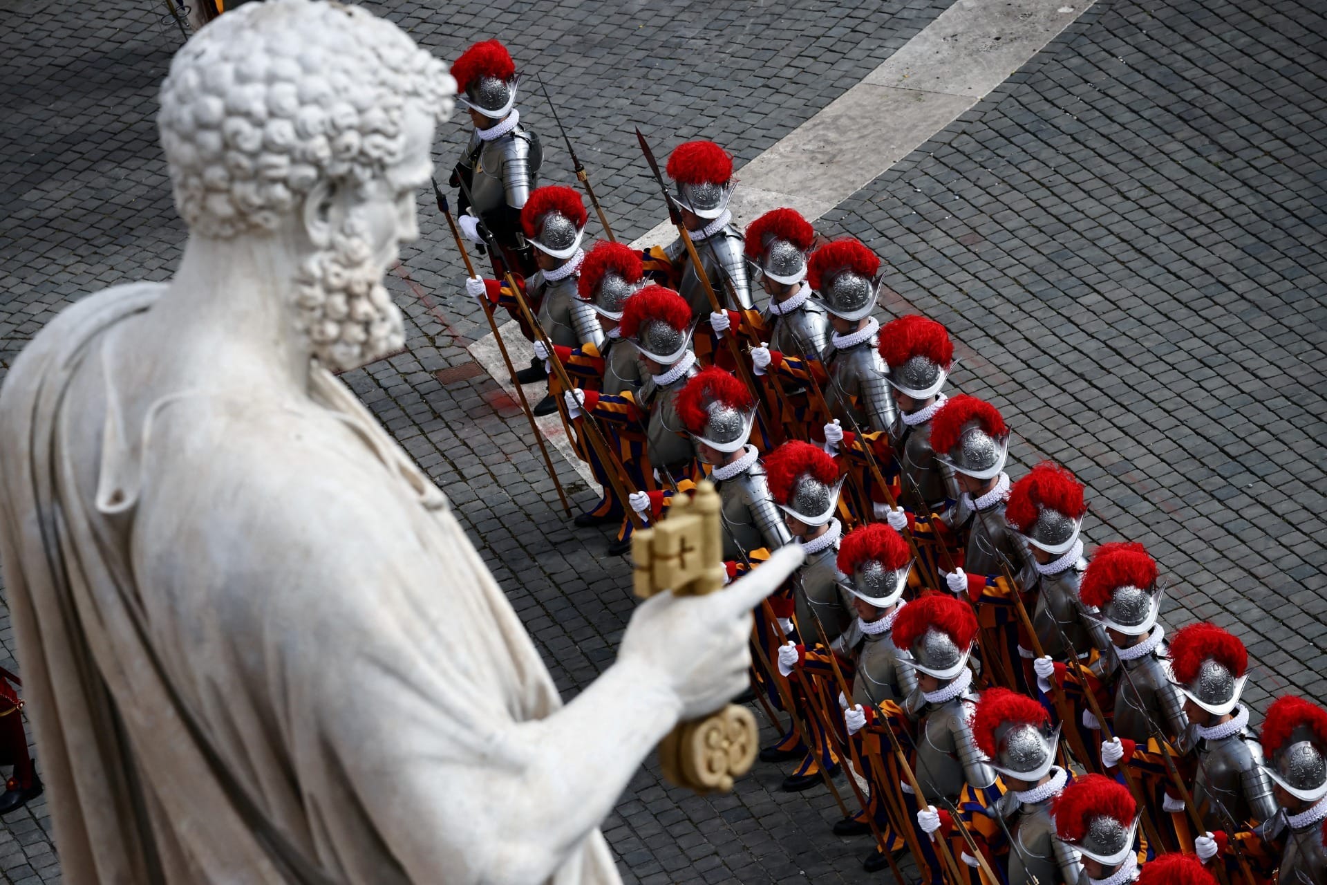 Oficiais da Guarda Suíça vestindo armadura sobre o traje de gala | Foto: Yara Nardi/Reuters