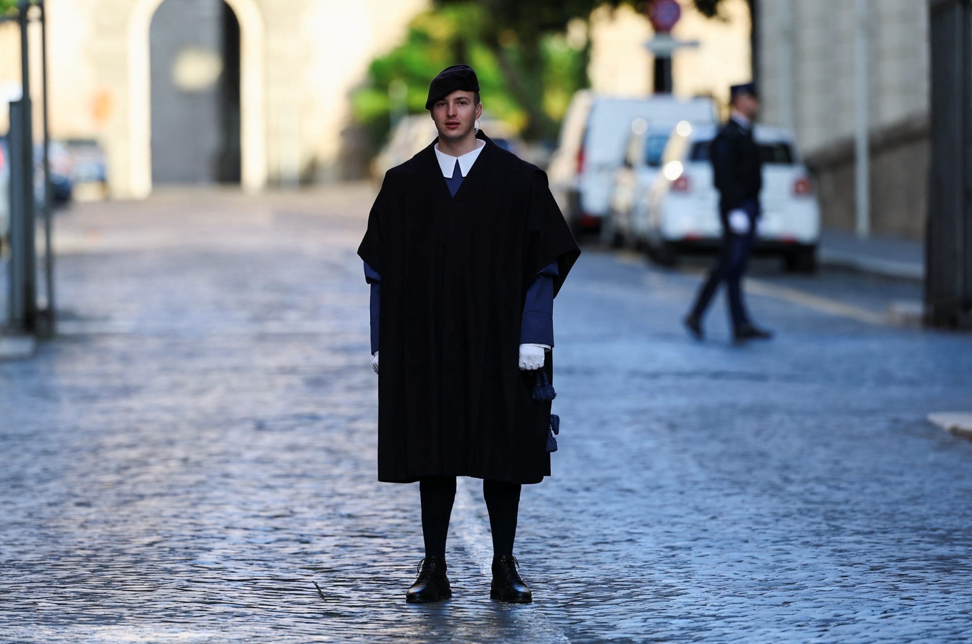 Oficial da Guarda Suíça usa o manto por cima do uniforme azul | Foto: Kai Pfaffenbach/Reuters