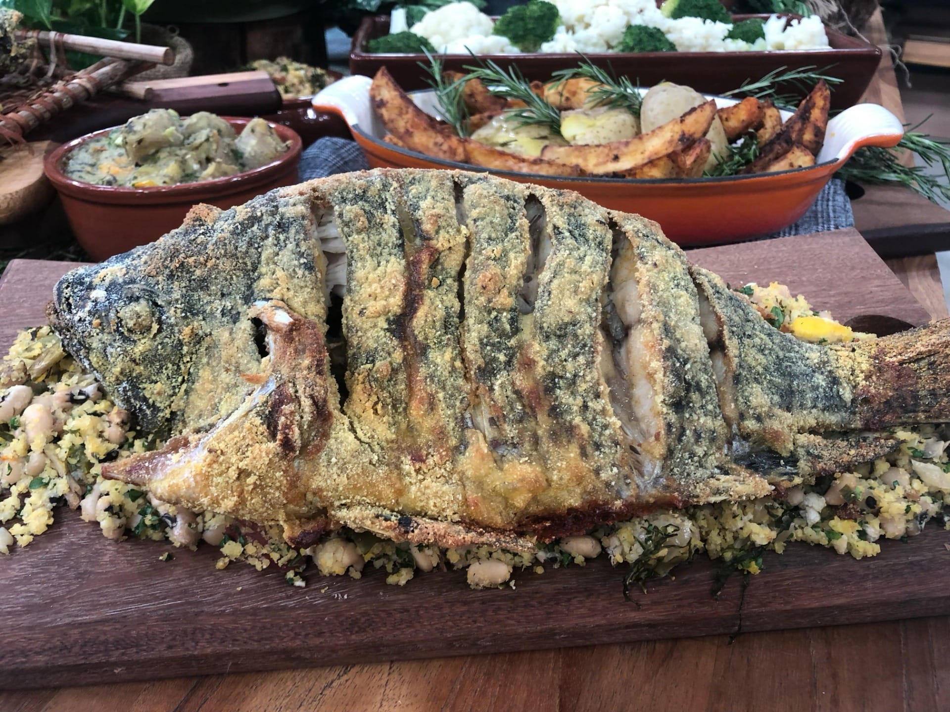 Tilápia assada com batatas ao murro | Band Receitas