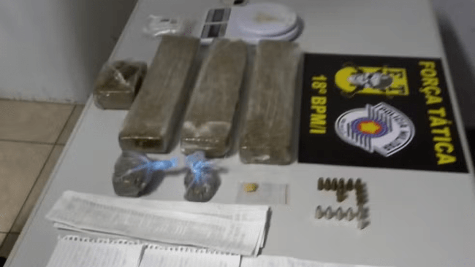 Homem é flagrado com drogas, dinheiro, munições e folhas de extratos bancários