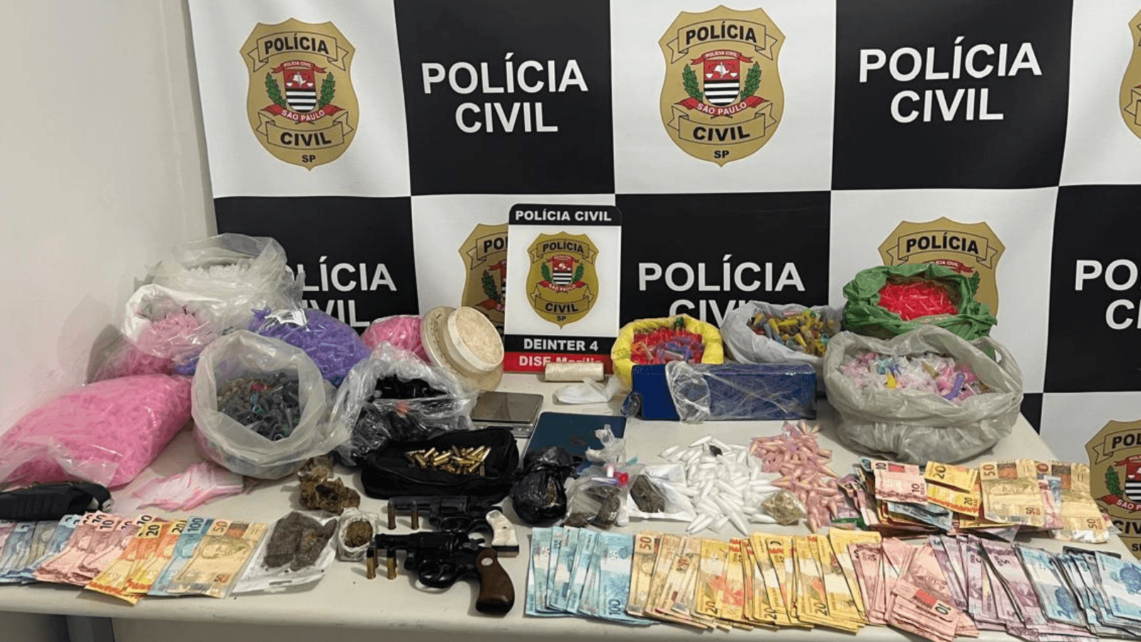 Homens são presos com drogas, armas, munições e R$ 5,5 mil em dinheiro