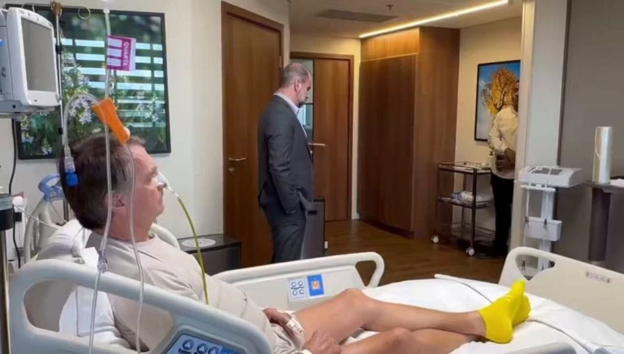 Reinaldo - Endoidaram: Bolsonaro em surto contra oficial de justiça; Sóstenes ameaça Motta