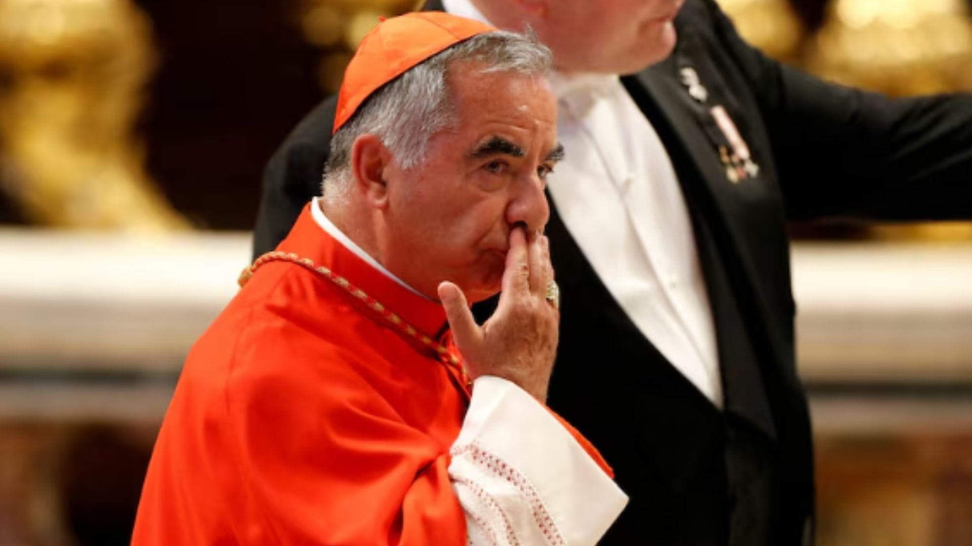 Giovanni Becciu: conheça o cardeal condenado por corrupção que tenta votar no Conclave