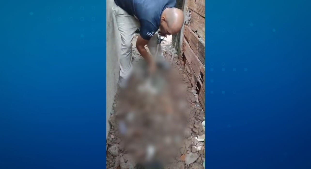 Corpo de mulher é achado enterrado no quintal de casa no RJ; ex-namorado é preso