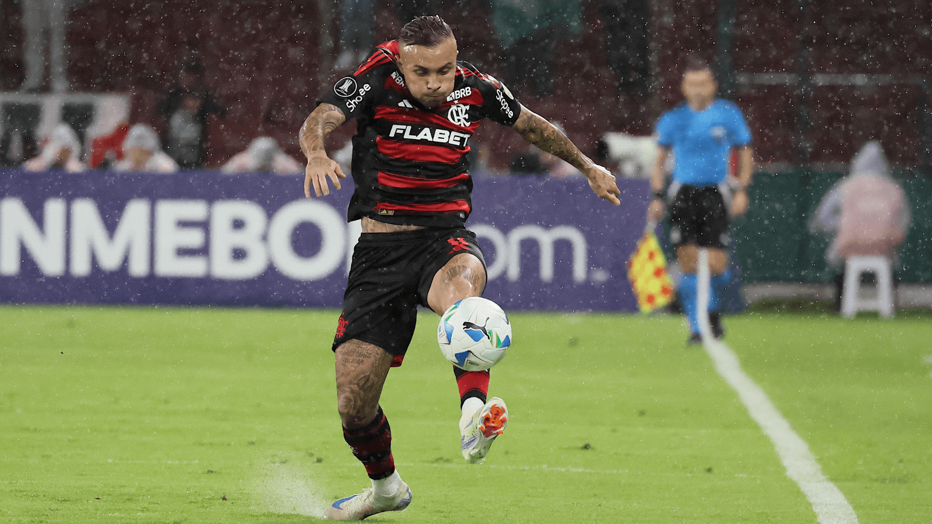 Cicinho elogia empate do Flamengo: "Foi um ótimo resultado contra a LDU"