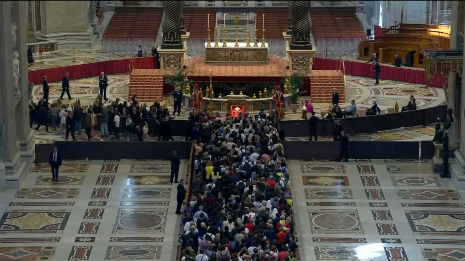 Francisco é levado para Basílica de São Pedro e velório é aberto no Vaticano
