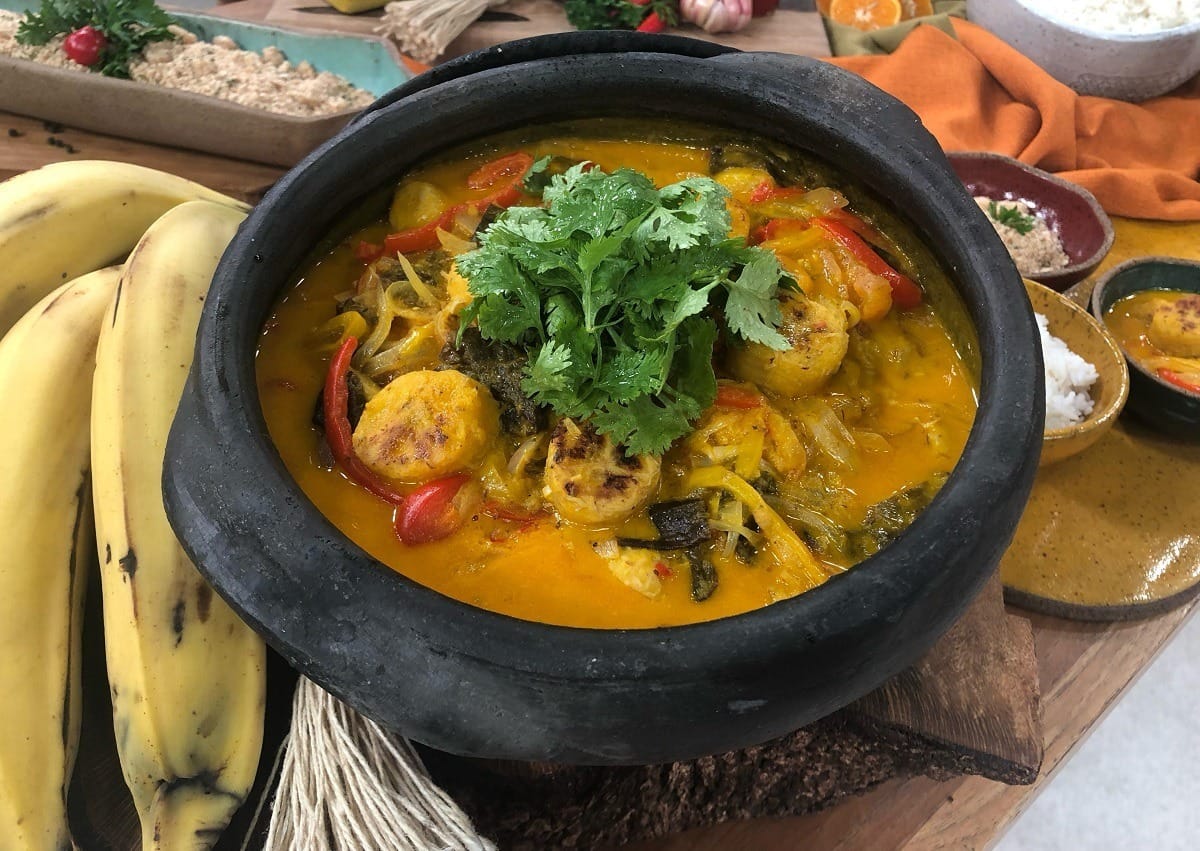Moqueca de banana-da-terra com farofa de abacaxi | Band Receitas