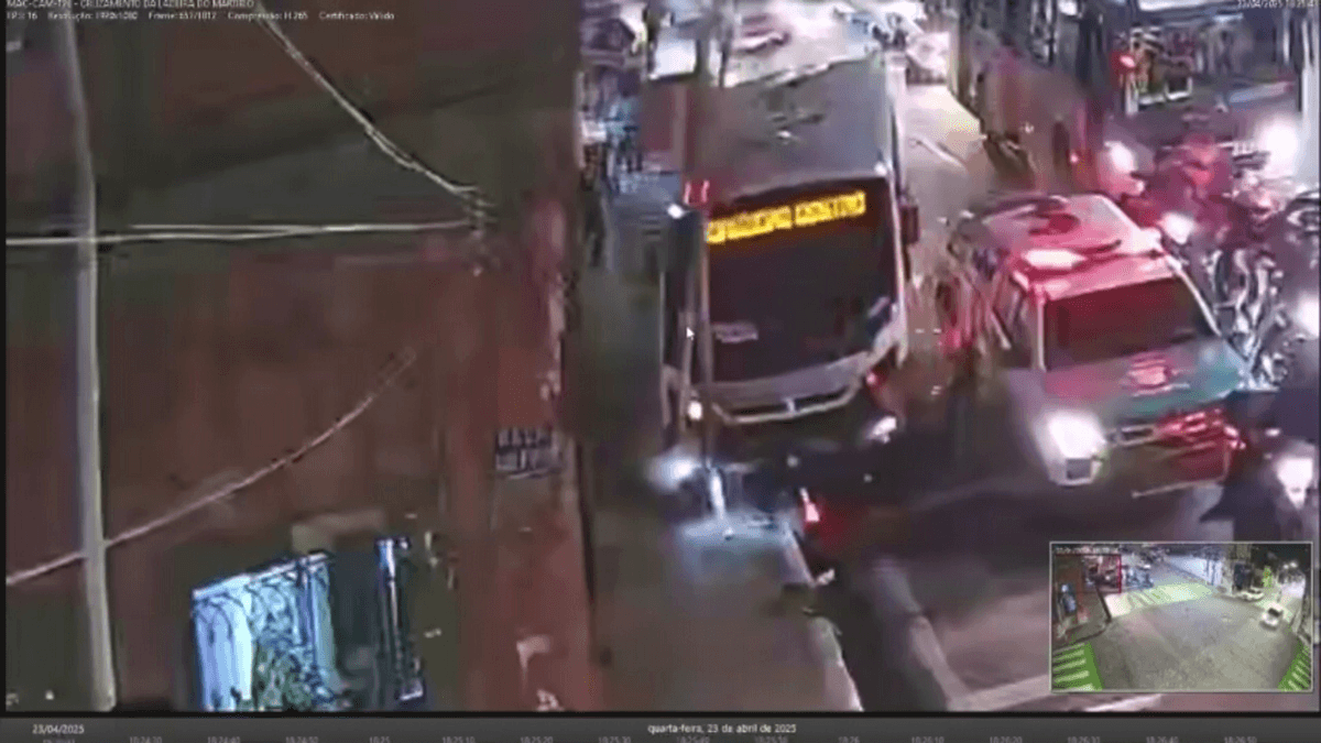 Vídeo: micro-ônibus perde freio e atinge veículos em avenida de Maceió (AL)