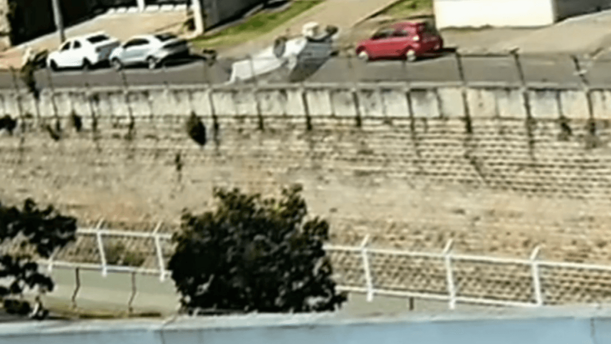 Vídeo: BMW capota após motorista perder controle e bater no muro em Maringá (PR)