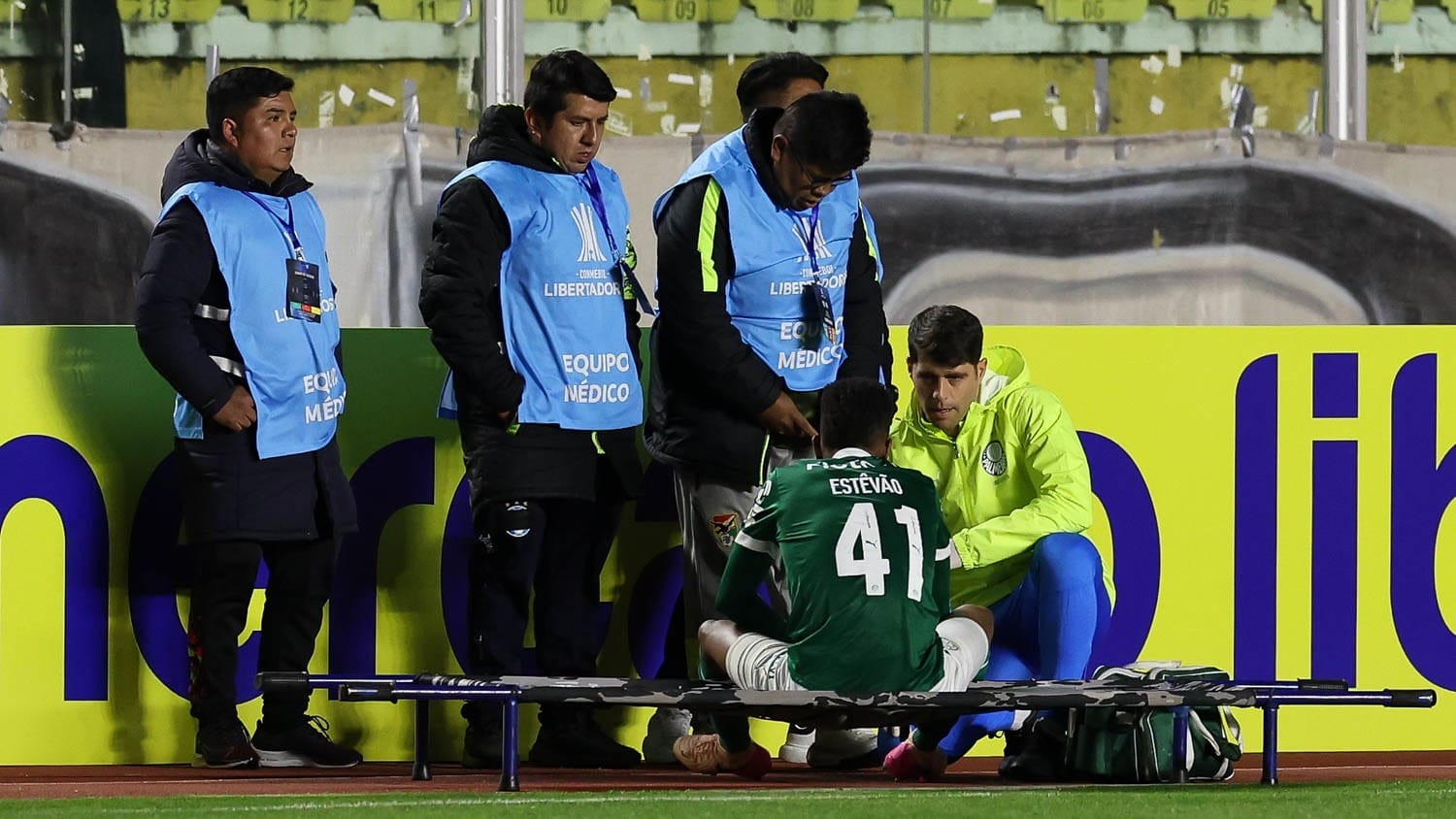 Estevão faz gol, mas vomita por causa da altitude e é substituído
