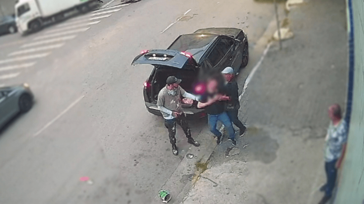 Empresário é assaltado na saída do trabalho, agredido com coronhadas e perde R$ 500 mil