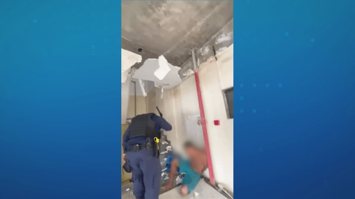 Vídeo: GCM agride morador de rua algemado com cassetete em Manaus