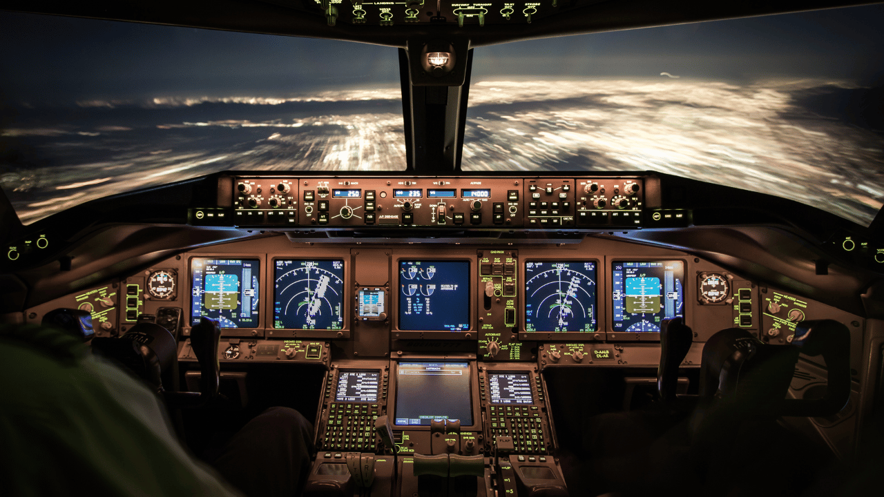 Homem finge ser piloto de avião e pede para entrar em cabine durante voo de outra companhia
