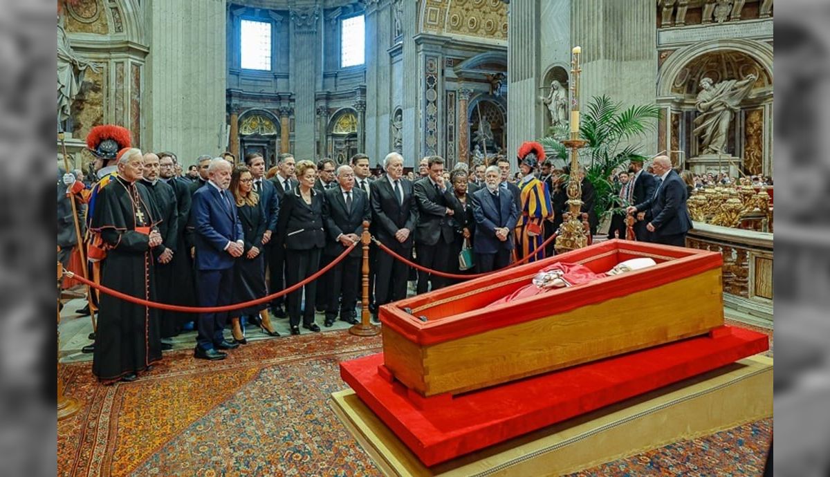 Lula faz homenagem ao papa Francisco antes do sepultamento no sábado (26)