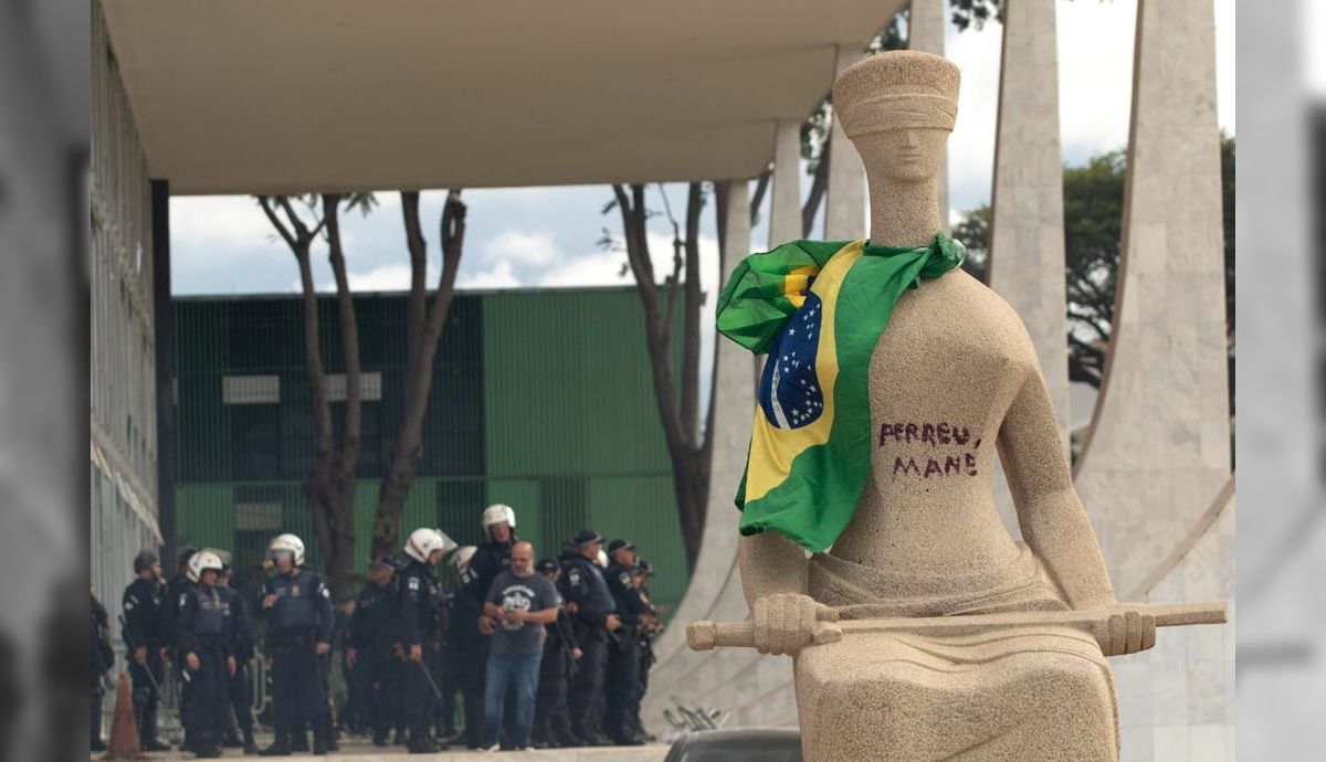 STF condena cabeleireira que pichou 'Perdeu, mané' na estátua da Justiça a 14 anos de prisão