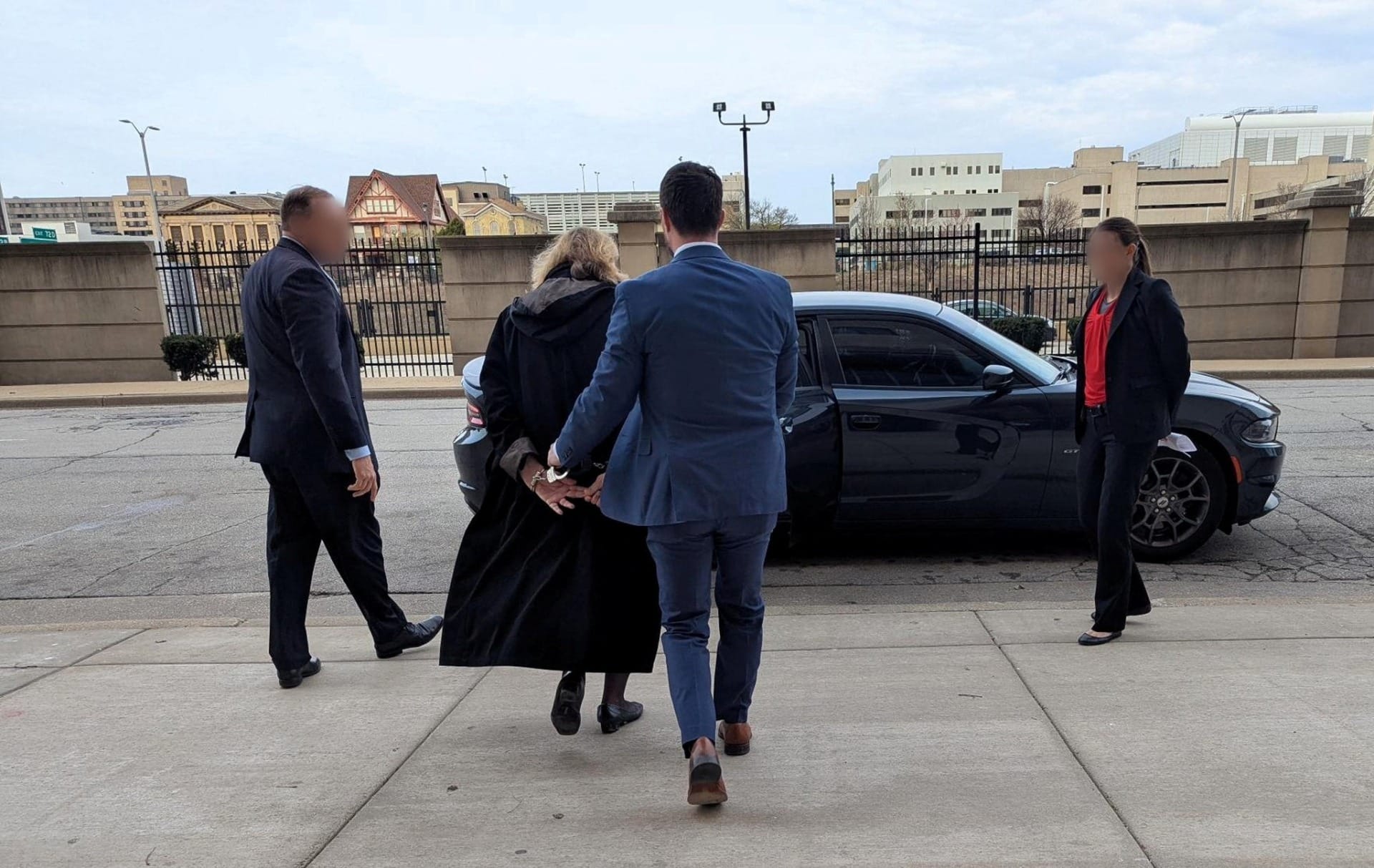 Juíza dos EUA detida e acusada por ajudar imigrante é suspensa pela Suprema Corte de Wisconsin