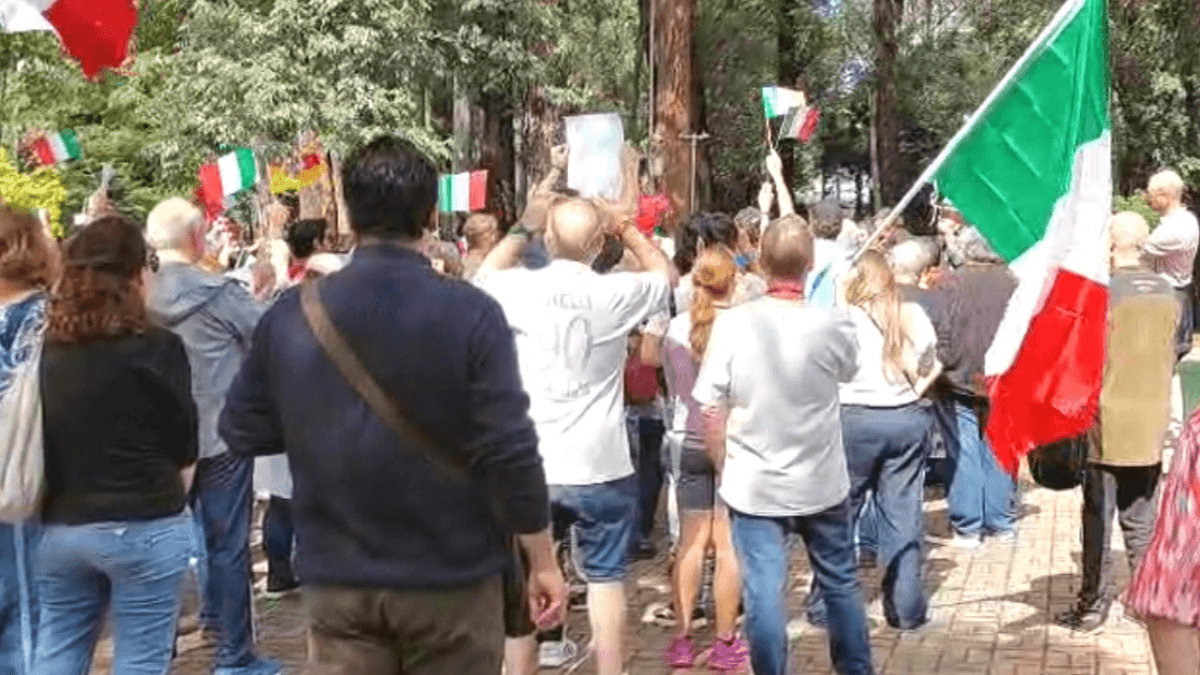 Brasileiros protestam contra decreto que restringe cidadania italiana