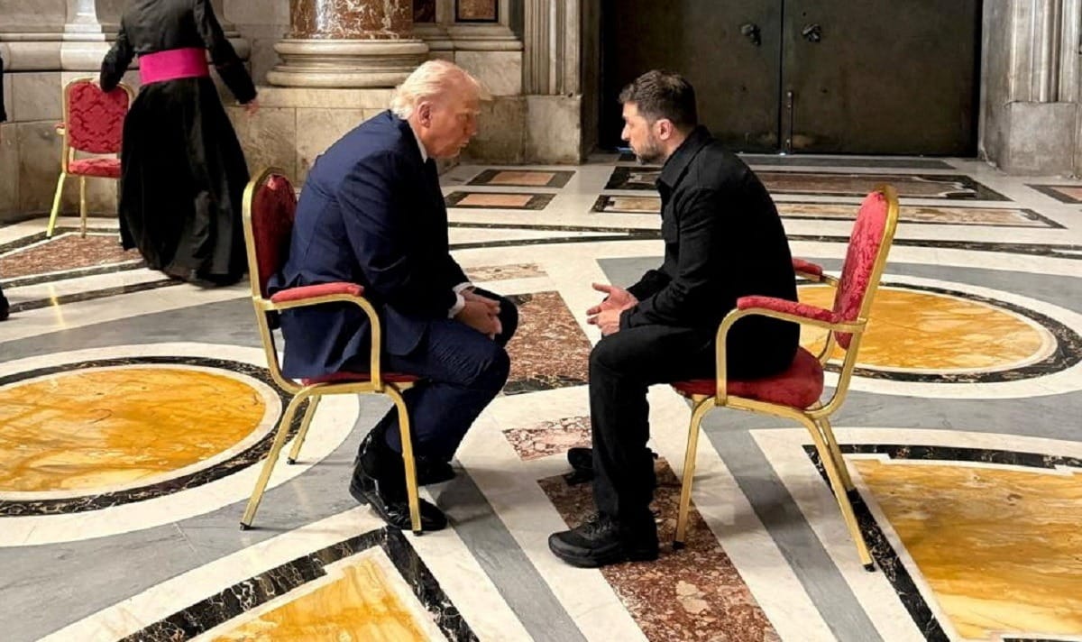 Trump e Zelensky conversam antes do funeral de Francisco, na Basílica de São Pedro