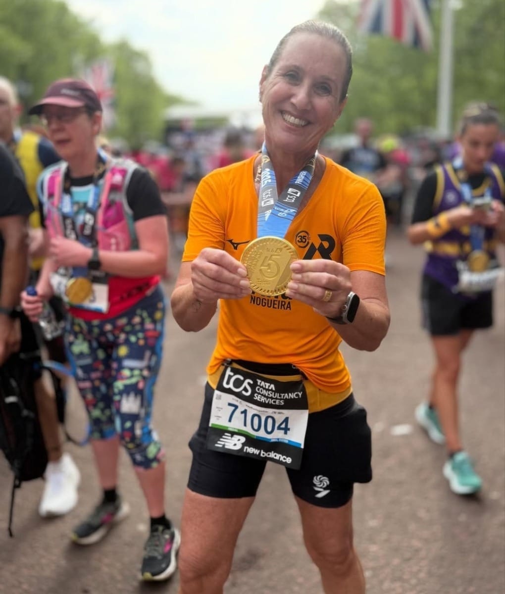 A brasileira Ana Nogueira foi sorteada dentre mais de 840 mil pessoas e cruzou sua 2ª linha de chegada em Londres nesse domingo (foto: Arquivo Pessoal)