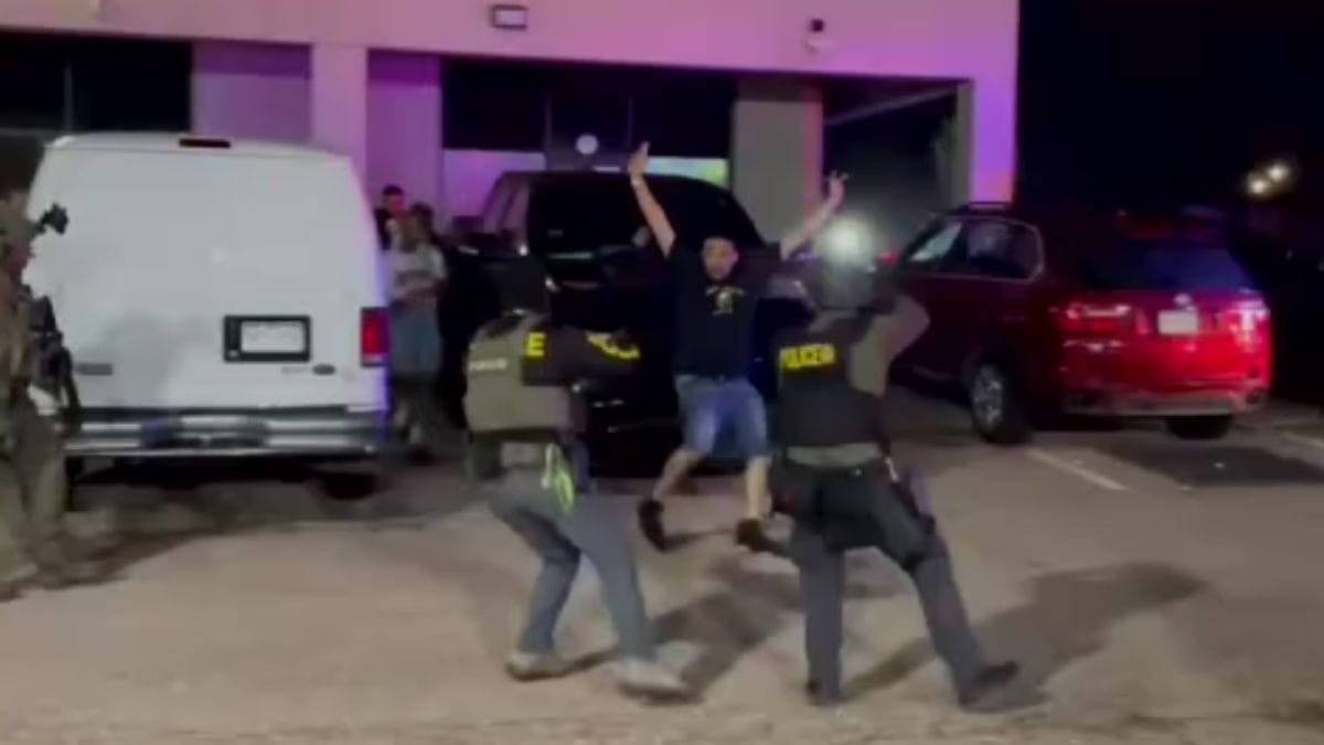 Agentes de imigração prendem mais de 100 pessoas em casa noturna clandestina nos EUA