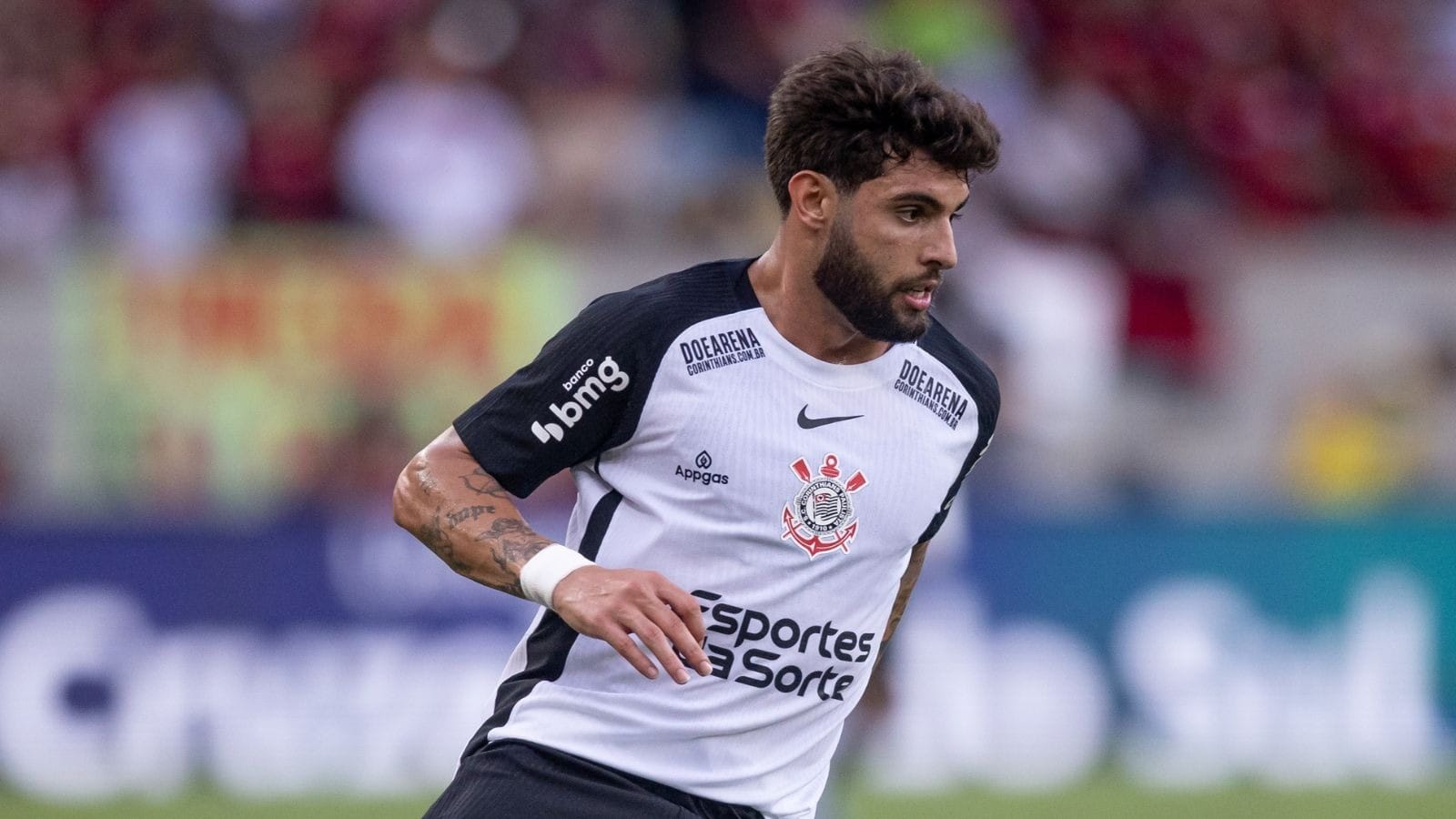Em jogo com polêmicas de arbitragem, Corinthians bate Inter com show de Yuri Alberto