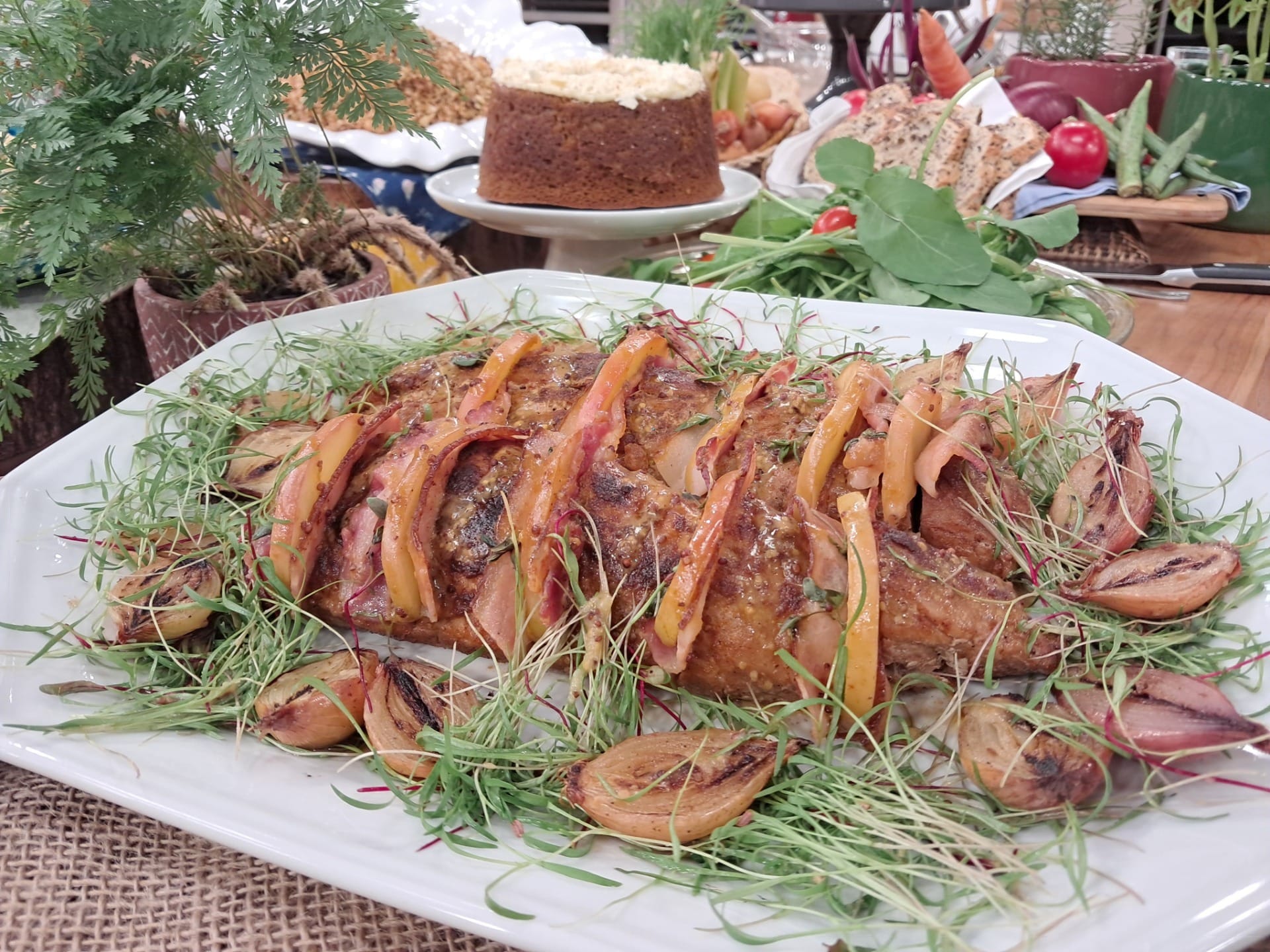 Filé mignon suíno com bacon, maçã e molho de mostarda da chef Lays Fernandes | Band Receitas