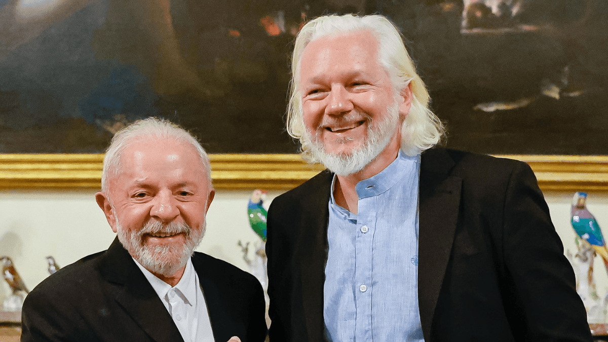 Lula recebeu Julian Assange, do Wikileaks, durante viagem a funeral do papa Francisco