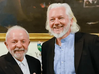 Lula recebeu Julian Assange, do Wikileaks, durante viagem a funeral do papa Francisco