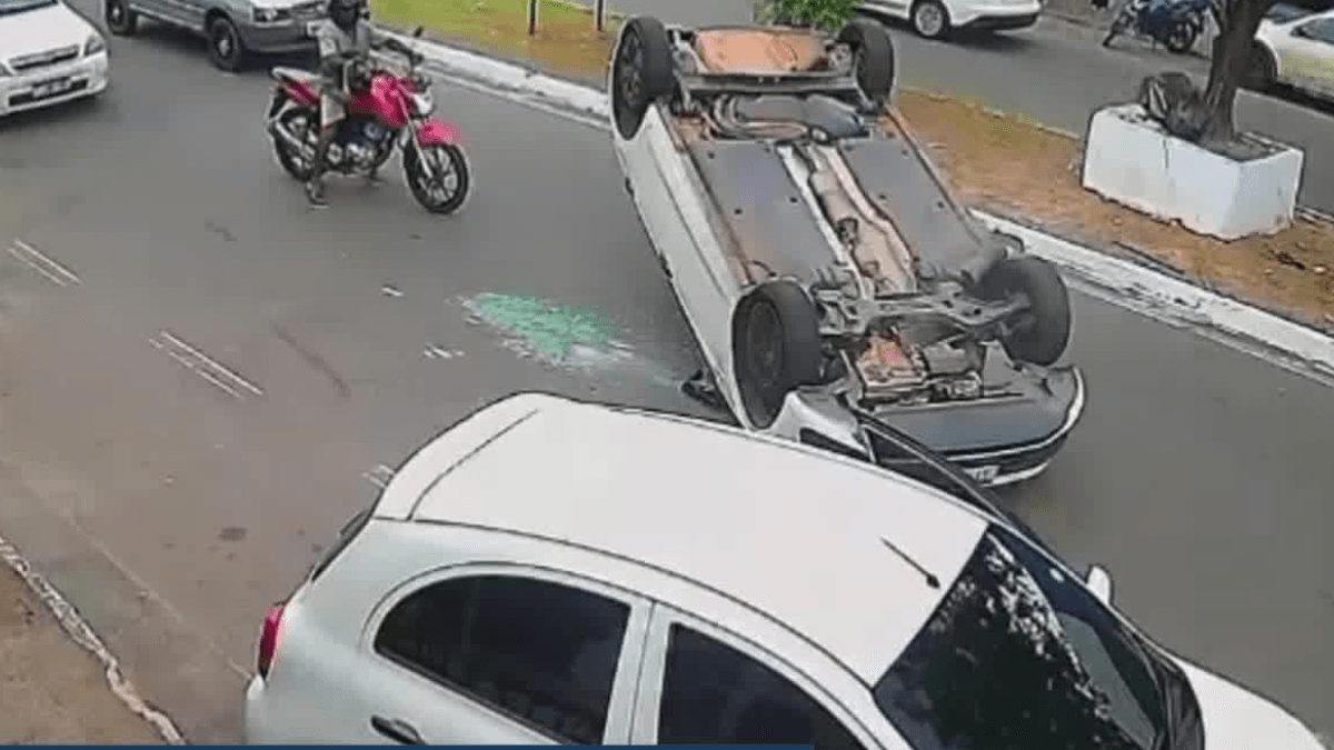 Vídeo: motorista bate em veículo estacionado e capota em avenida de São Luís (MA)