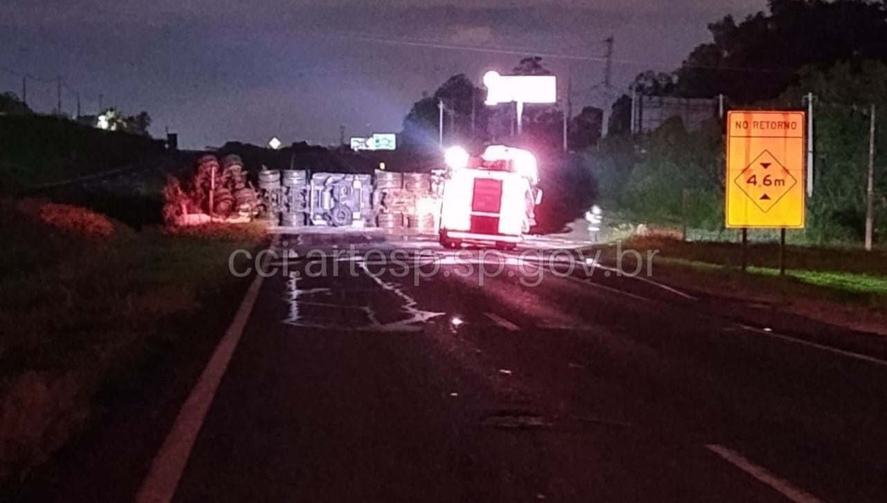 O tombamento do caminhão carregado com gasolina causou a interdição total dos dois sentidos da Rodovia (Foto/Artesp)