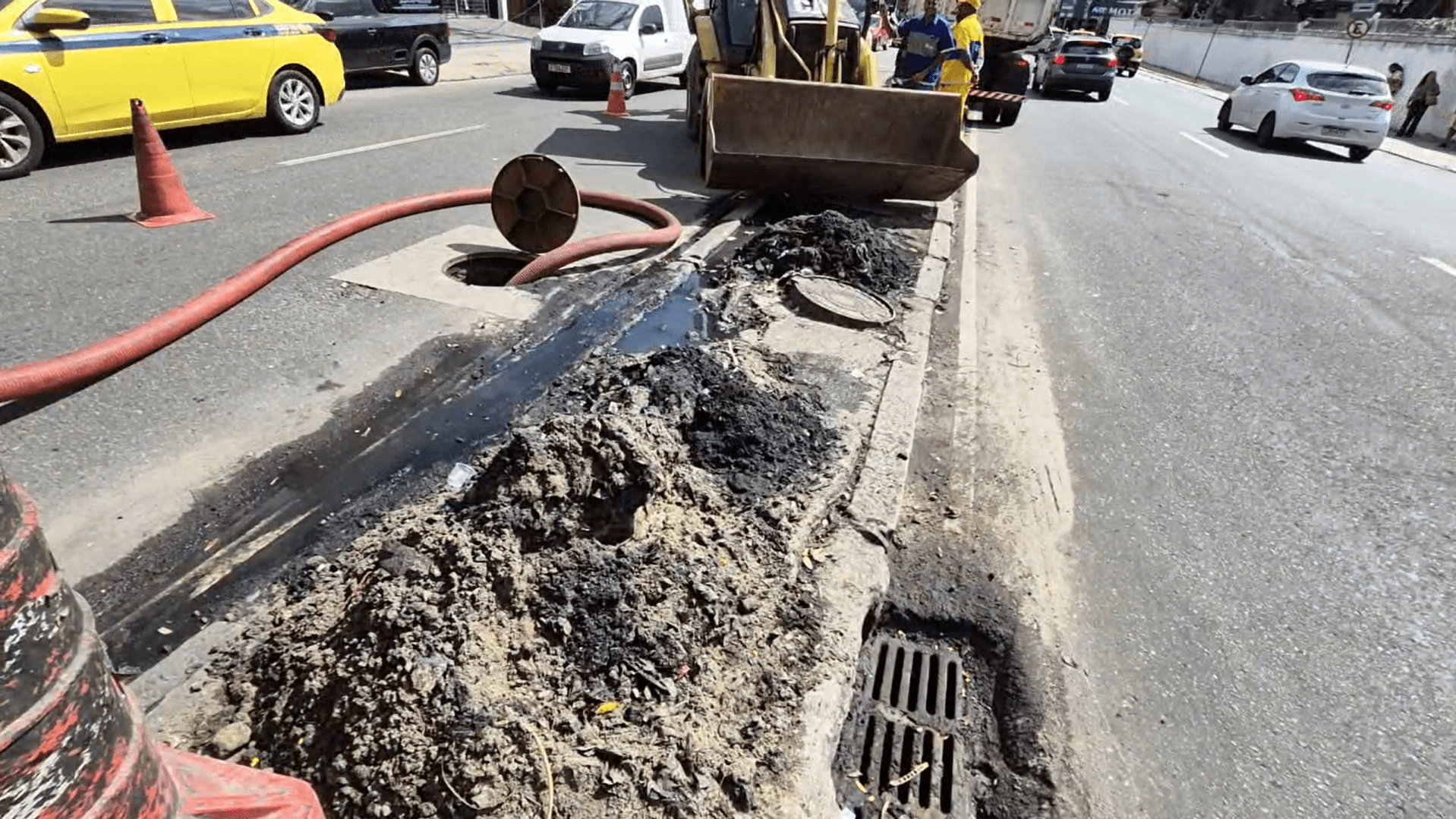 Após denúncia, Águas do Rio e Prefeitura desentopem bueiro com esgoto em Botafogo