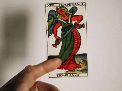 Carta do Tarot de maio de 2025 é A Temperança: o que esperar?