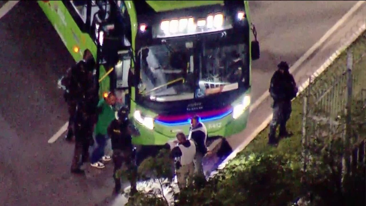 Ex-funcionário de empresa é preso em SP após fazer motorista refém em ônibus após quase 3h